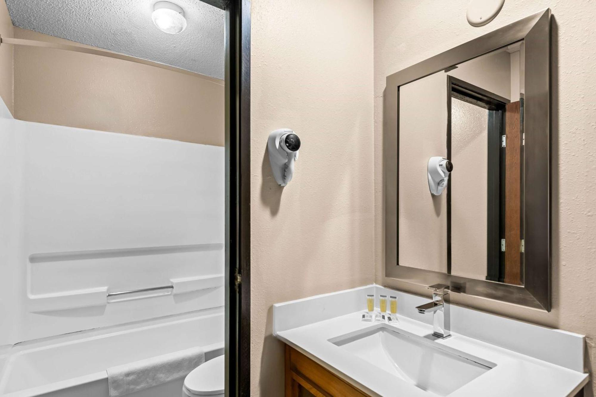Super 8 By Wyndham Council Bluffs Ia Omaha Ne Area Motel Екстериор снимка